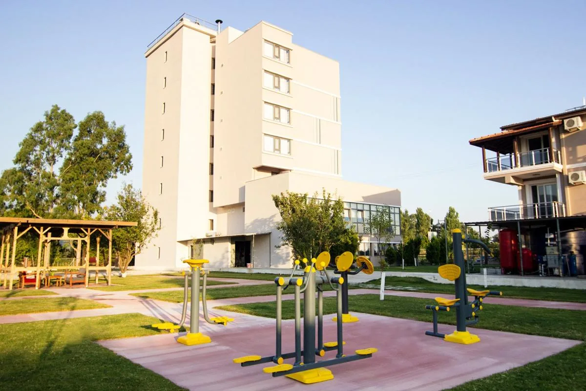 Rendia Huzurevi güvenli bahçe ve yürüyüş alanları
